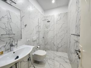 Koupelna v ubytování Llogora Dervishaliu Hotel