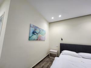 Postel nebo postele na pokoji v ubytování Llogora Dervishaliu Hotel
