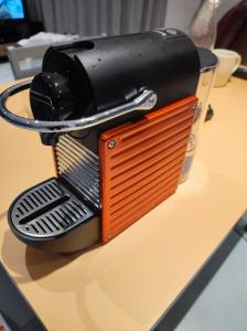 einem Toaster, der auf einem Tisch sitzt in der Unterkunft Studio des Marches de Bretagne in Fougères