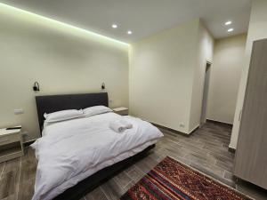 Postel nebo postele na pokoji v ubytování Llogora Dervishaliu Hotel
