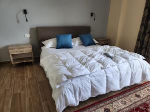 Postel nebo postele na pokoji v ubytování Llogora Dervishaliu Hotel