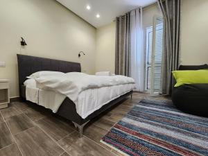 Postel nebo postele na pokoji v ubytování Llogora Dervishaliu Hotel