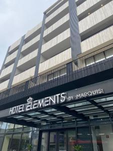 un edificio con una señal que lee elementos más altos de Marriott en Hotel Elements by Marquis, en Ciudad de México