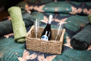 Una botella de vino en una cesta en una manta en The Pod at Avonwood House, 