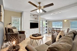 uma sala de estar com um sofá e uma ventoinha de tecto em Casa Del Sol A em Bradenton Beach