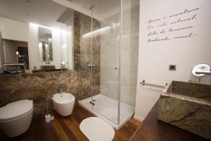 W łazience znajduje się prysznic, toaleta i umywalka. w obiekcie Rio Moment's w mieście Castelo de Paiva