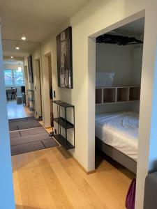 1 dormitorio con 1 cama grande y pasillo en Frognervein Terrace Penthouse en Oslo