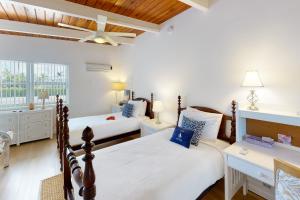1 Schlafzimmer mit 2 Betten und einem Schreibtisch in der Unterkunft Saylor's Bay in Key Colony Beach