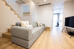 salon z kanapą i telewizorem w obiekcie Apartamento ático en el casco antiguo w mieście Mataró