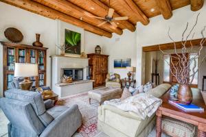 un soggiorno con divano, sedie e camino di Casa & Casita Tres Hermanos a Santa Fe