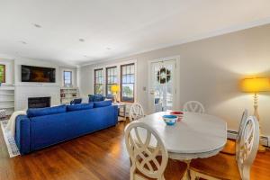 een woonkamer met een blauwe bank en een tafel bij The Salty Crab in Annapolis