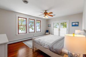 een slaapkamer met een bed en een plafondventilator bij The Salty Crab in Annapolis