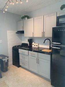 Η κουζίνα ή μικρή κουζίνα στο Hideaway in the Heart of Phoenix with POOL