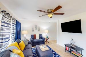 uma sala de estar com um sofá e uma televisão de ecrã plano em Gulf Terrace Unit 147 em Destin