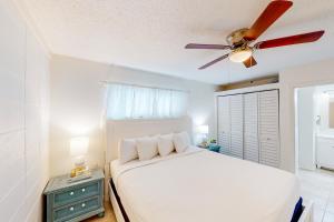 1 dormitorio con 1 cama y ventilador de techo en Gulf Terrace Unit 147 en Destin