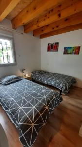 1 dormitorio con 2 camas en una habitación con techos de madera en PROMO 20mai Gite de France Toulouse 7 min du metro 3 epis 6 personnes terrasses, en Gragnague