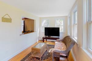 TV/trung tâm giải trí tại Belmont Beach Cottage