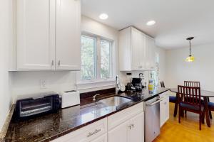 Nhà bếp/bếp nhỏ tại Belmont Beach Cottage