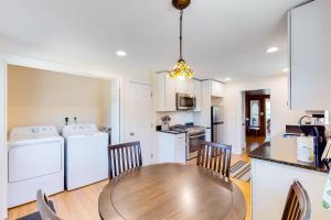 Nhà bếp/bếp nhỏ tại Belmont Beach Cottage +15 ảnh