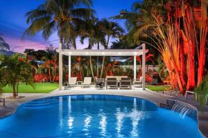einen Pool im Hinterhof mit Pavillon in der Unterkunft VillaLee-Jungle Palm Island white marble pool Area in Miami