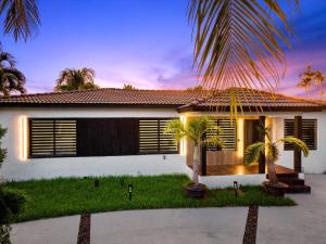 Gallery image of VillaLee-Jungle Palm Island white marble pool Area in Miami