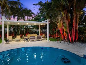 Gallery image of VillaLee-Jungle Palm Island white marble pool Area in Miami +109 photos