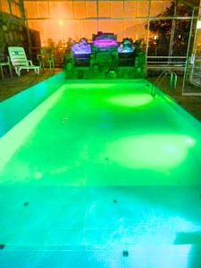 Ricardo PalmaにあるCasa Campestre El Huertoの緑豊かなプール付きのスイミングプール