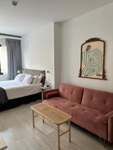 uma sala de estar com um sofá e uma cama em Luxury Studio Retiro Park & Prado Museum em Madri