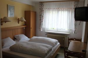 מיטה או מיטות בחדר ב-Gasthof Jäger
