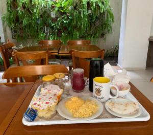 uma bandeja de comida de pequeno-almoço numa mesa em Pousada Lorde Inglês no Recife
