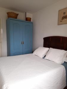- une chambre avec un lit et une armoire bleue dans l'établissement Amplio piso muy luminoso y con vistas, à Laredo