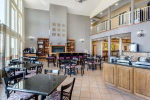 ein Restaurant mit Tischen und Stühlen in einem Zimmer in der Unterkunft Best Western Plus Grapevine Inn in Sunnyside