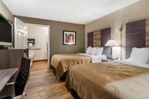 Quality Inn Conyers I-20 في كونيرز: غرفة فندقية بسريرين وتلفزيون بشاشة مسطحة