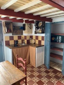 een kleine keuken met een tafel en een tafel en een tafel sidx sidx bij Casa Nayib in Vejer de la Frontera