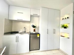 A kitchen or kitchenette at Aparta estudios Mubarak