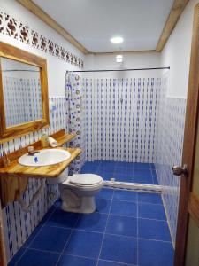 a bathroom with a toilet and a sink at Casa Viva Alojamiento Rural in Jardin