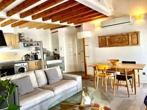 een woonkamer met een bank en een tafel bij El 1 de Amador de los Rios in Toledo