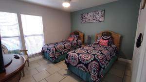 a bedroom with two beds and a window at 2BR / 2BA Apartment Sienna Park. in Sarasota +23 photos