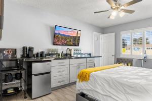 a kitchen with a bed and a sink in a room at CHARMING STUDIO OVERLOOKING THE POOL. in Phoenix