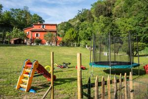 un parque infantil con tobogán y columpio en Il giaggiolo en Reggello