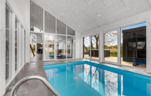 Bazén v ubytování Cozy Home In Nex With Private Swimming Pool, Can Be Inside Or Outside nebo v jeho okolí