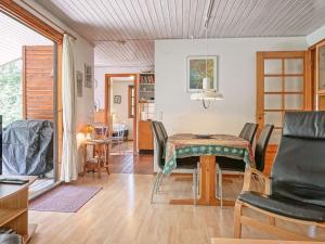 uma sala de jantar com mesa e cadeiras em Three-Bedroom Holiday home in Rønne 4 em Rønne