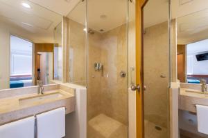 La salle de bains est pourvue d'une douche et d'un lavabo. dans l'établissement One Puerto Vallarta Aeropuerto, à Puerto Vallarta