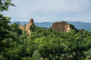 una vista de tres grandes rocas en el bosque en Il giaggiolo en Reggello