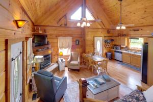 ein Wohnzimmer und eine Küche in einem Blockhaus in der Unterkunft Lakewood Lodge Escape with Fire Pit and Lake Access! in Hiwassee