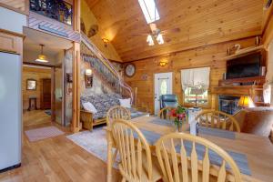 comedor y sala de estar en una cabaña de madera en Lakewood Lodge Escape with Fire Pit and Lake Access!, en Hiwassee