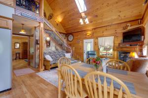 ein Esszimmer und ein Wohnzimmer in einem Blockhaus in der Unterkunft Lakewood Lodge Escape with Fire Pit in Hiwassee