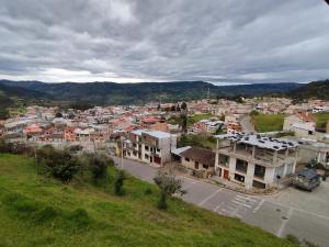 una vista aérea de una ciudad con una ciudad en Hotel Achik Wasi, en Saraguro