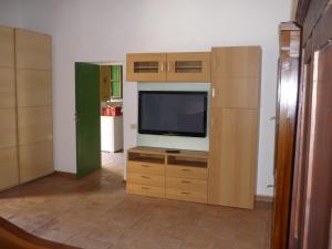 salon z telewizorem na komodzie w obiekcie Casa nella Fortezza w mieście Pitigliano