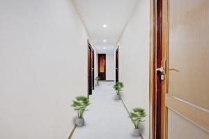um corredor com vasos de plantas num corredor em Super Collection O Planet Grande By Elite Hospitality em Chennai